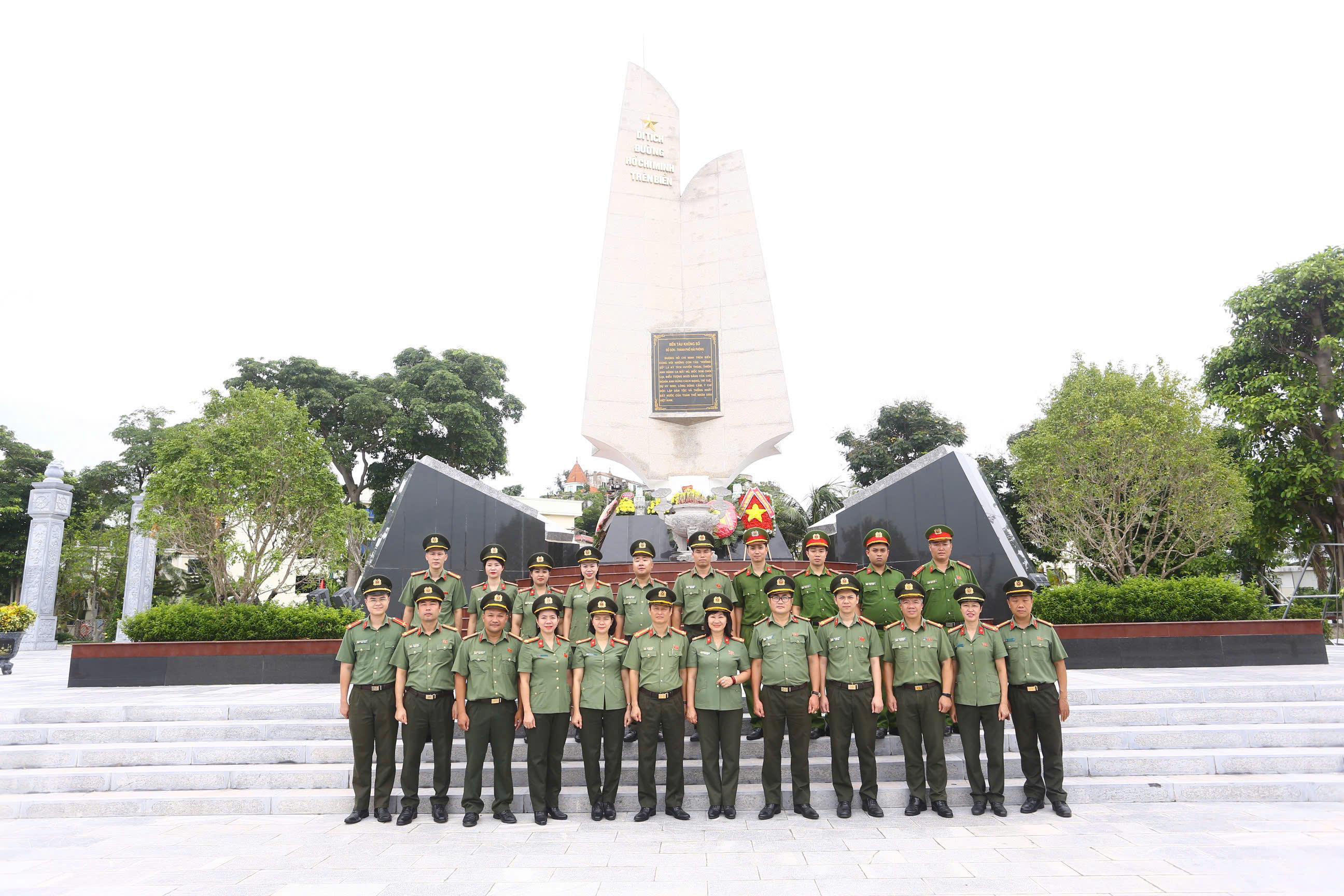 Đoàn Thanh niên - Hội phụ nữ - Công đoàn CATP: Dâng hương tại Nhà tưởng niệm Nguyễn Đức Cảnh và di tích Bến K15 Đồ Sơn tri ân các anh hùng, liệt sĩ